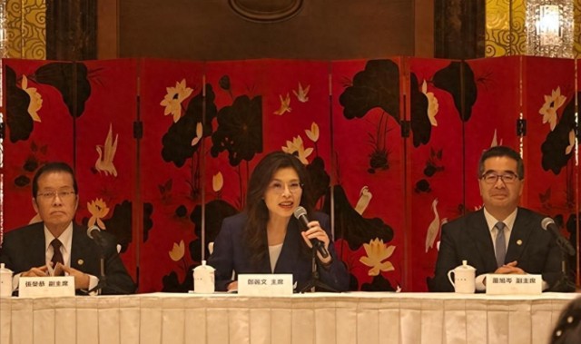 华体会团队-太罕见！蓝营集体为郑丽文撑腰，10位县市长表态，蒋万安瞒不住了